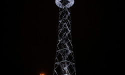 Nowa iluminacja wieży spadochronowej w parku Kościuszki_fot. Marcel Goldmann