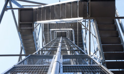 W ramach modernizacji wymieniono skorodowane elementy stalowej konstrukcji wieży_fot. KAW